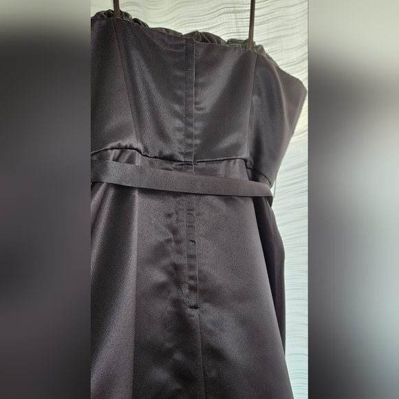 Strapless formal dress. - Picture 4 of 9